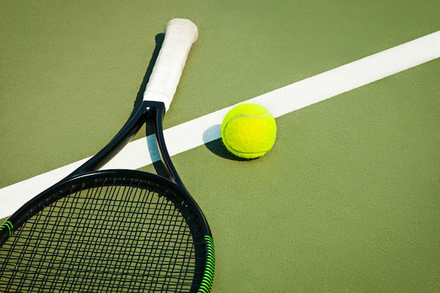 Foto gratuita pelota de tenis en una cancha de tenis