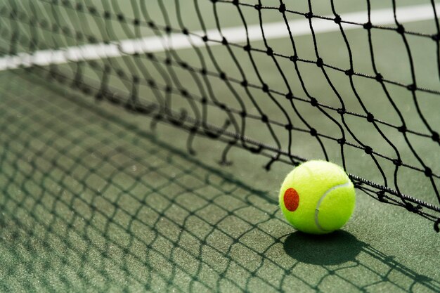 Pelota de tenis en una cancha de tenis