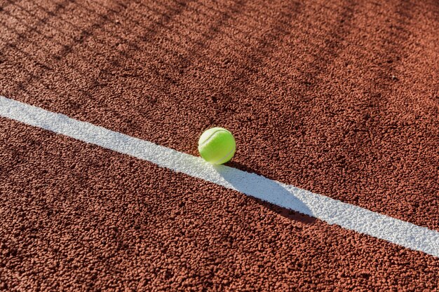 Pelota de tenis en la cancha