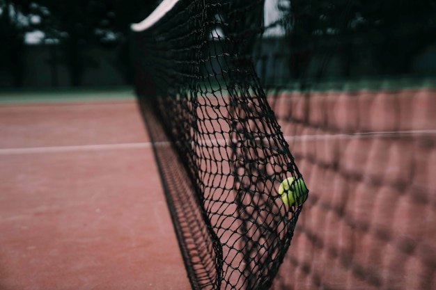 Foto gratuita pelota de tenis golpeando red