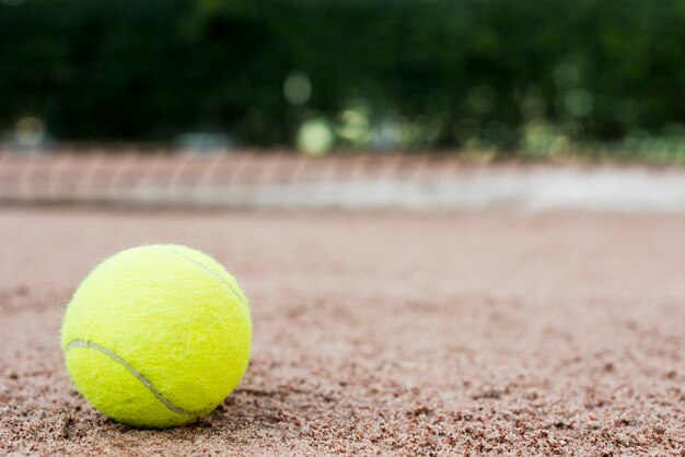 Pelota de tenis en el suelo