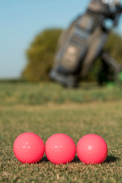 Pelotas de golf de ángulo bajo alineadas