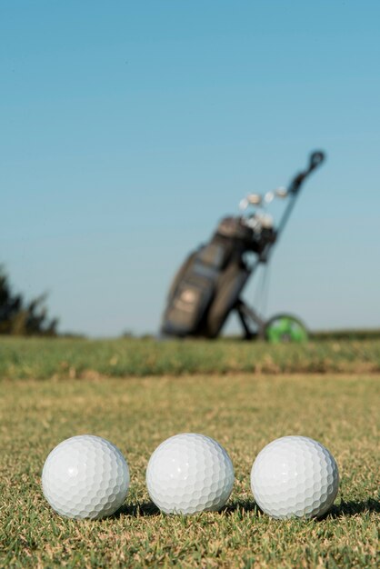 Pelotas de golf de ángulo bajo en campo