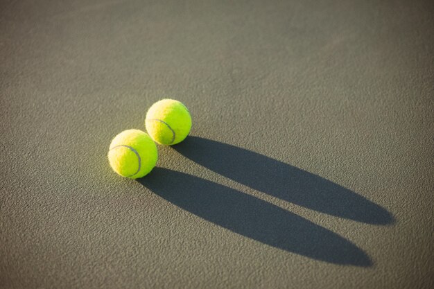 Pelotas de tenis en la cancha