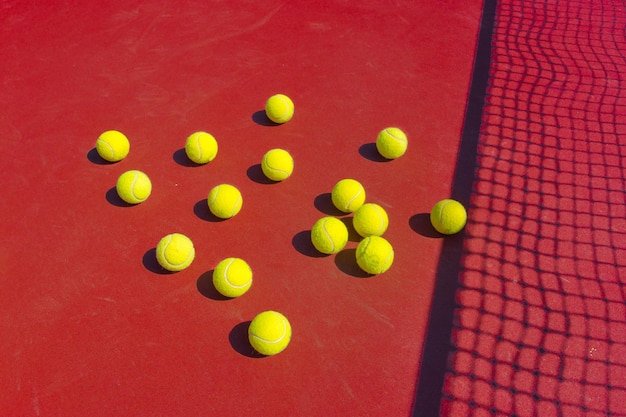 Pelotas de tenis en la cancha