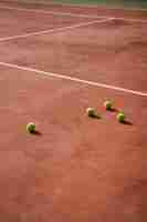 Foto gratuita pelotas de tenis en pista