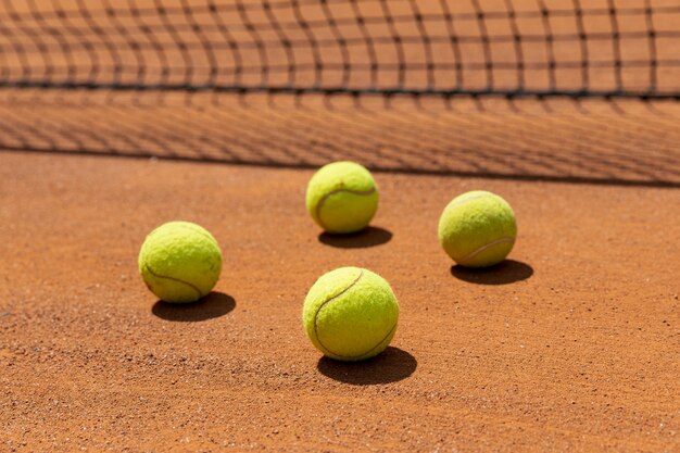 Pelotas de tenis de primer plano en la cancha