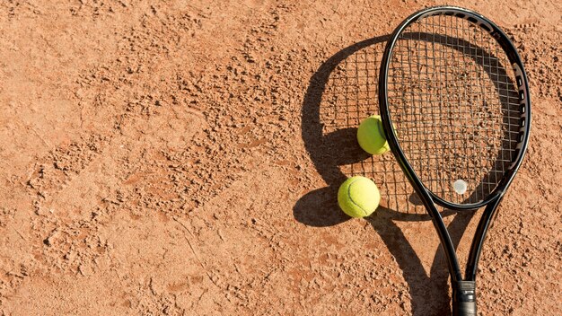 Pelotas de tenis y raqueta negra