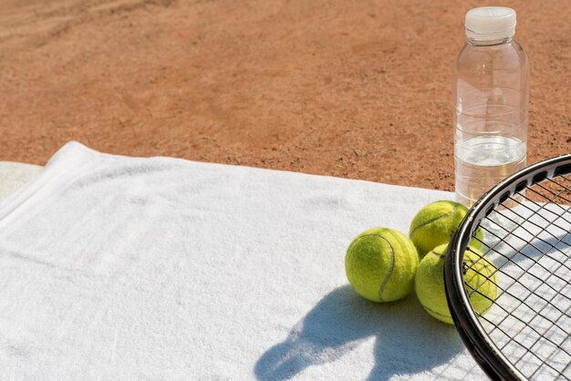 Pelotas de tenis y raqueta negra