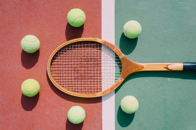 Pelotas de tenis y raqueta en simetría