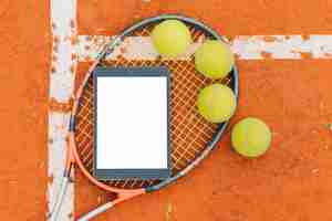 Foto gratuita pelotas de tenis con raqueta y tablet