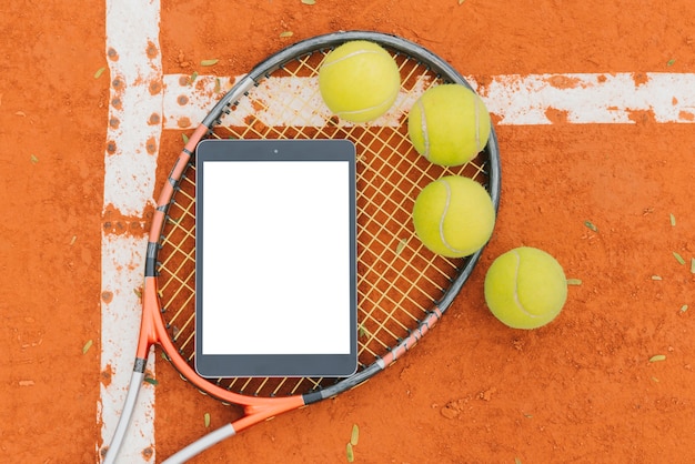 Pelotas de tenis con raqueta y tablet