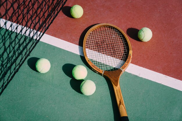 Pelotas de tenis y raqueta