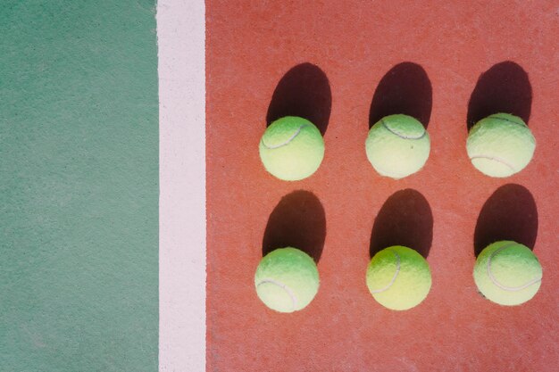 Pelotas de tenis en simetría
