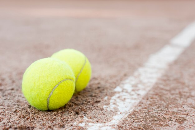 Pelotas de tenis en el suelo