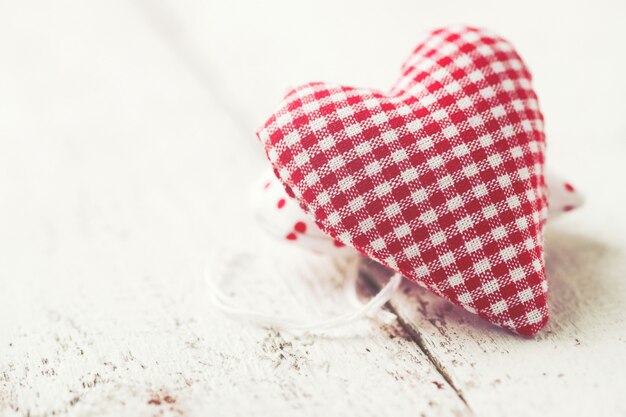 Peluche con forma de corazón a cuadros blancos y rojos