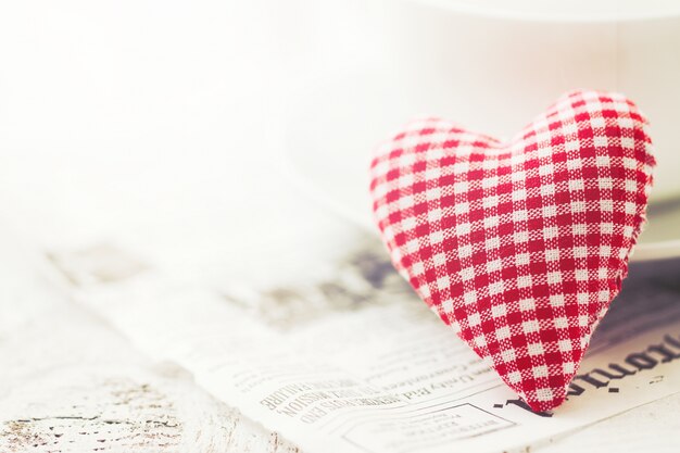 Peluche con forma de corazón a cuadros blancos y rojos