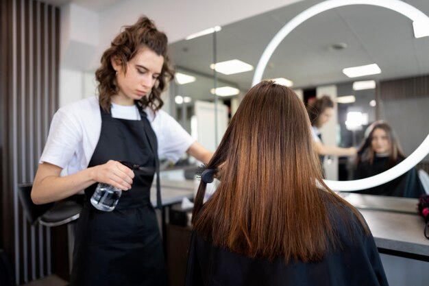 Peluquera cuidando a su cliente