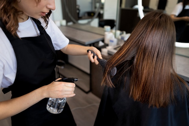 Peluquera cuidando a su cliente