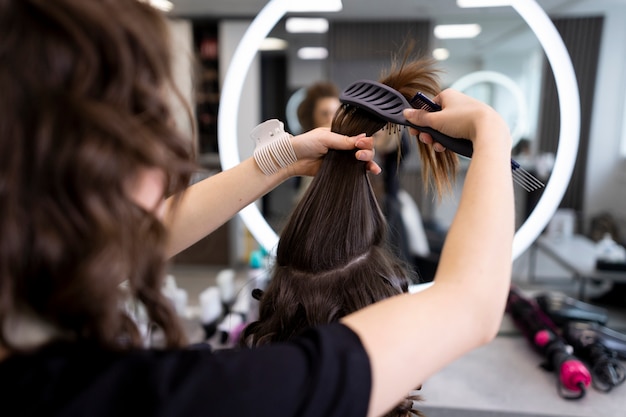 Peluquera cuidando a su cliente