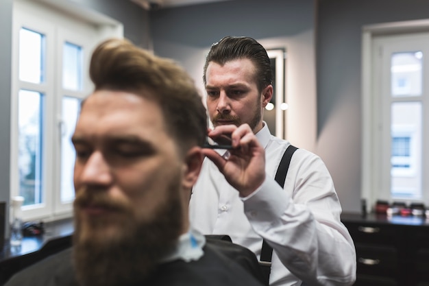 Peluquería, corte, pelo, de, hombre borroso