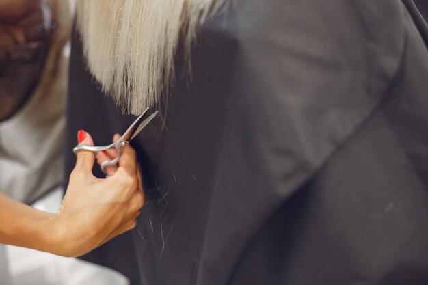 Peluquería cortó el cabello de su cliente en una peluquería