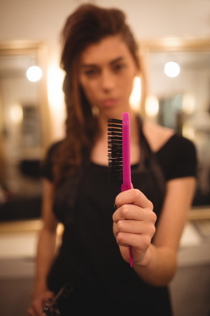 Foto gratuito peluquería femenina con cepillo para el pelo