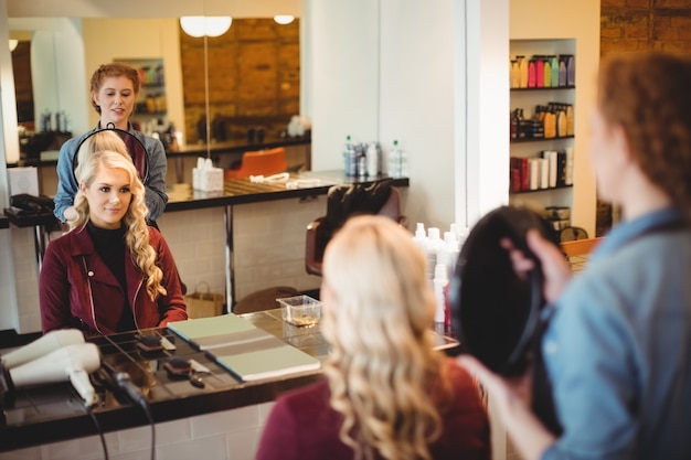 Peluquería femenina peinar el cabello de los clientes