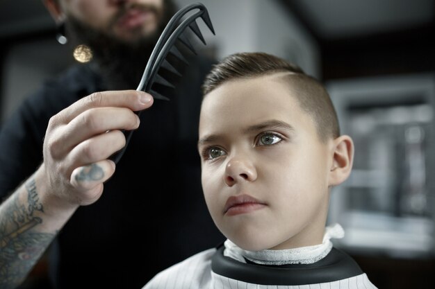 Peluquería de niños cortando a niño en una barbería