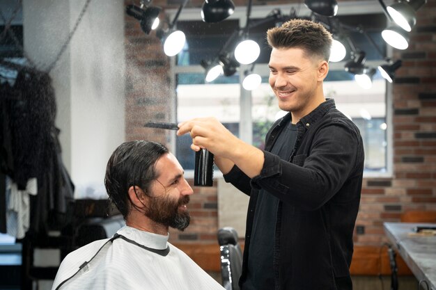 Peluquería peinado pelo medio tiro