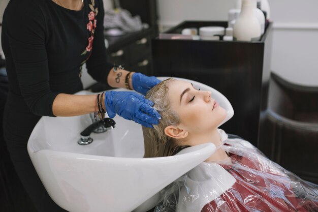 Peluquería que cuida al cliente en el salón