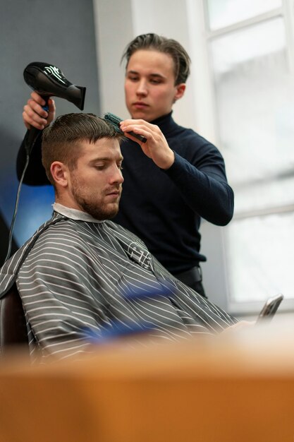 Peluquería de tiro medio secador de pelo