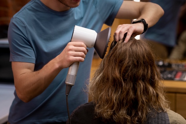 Foto gratuita peluquero arreglando a su cliente