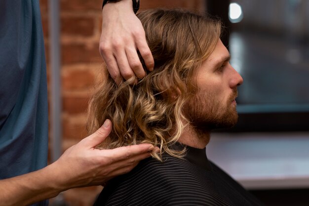 Peluquero arreglando a su cliente