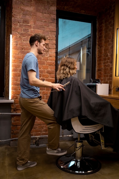 Foto gratuita peluquero arreglando a su cliente