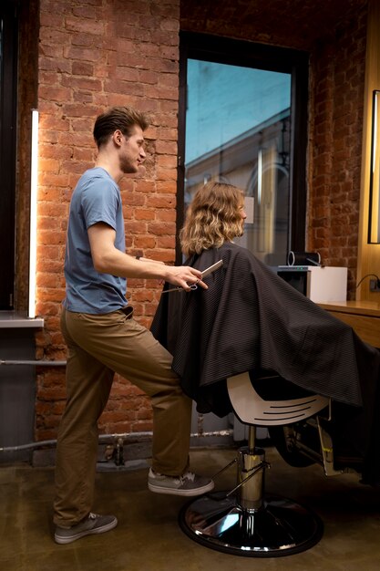 Peluquero arreglando a su cliente