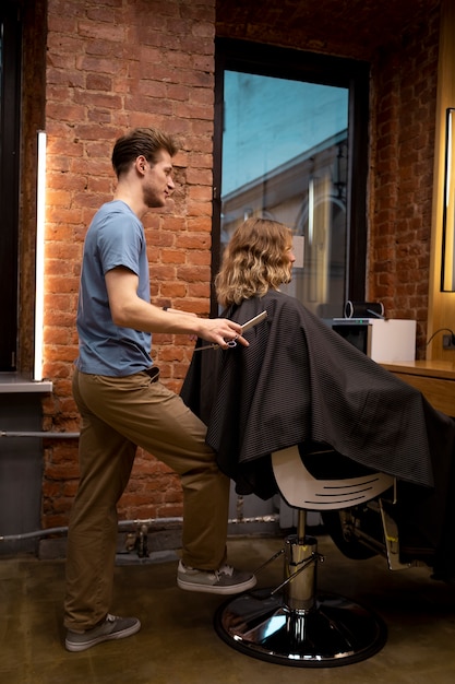 Peluquero arreglando a su cliente