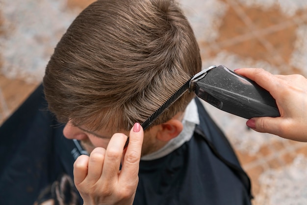 Foto gratuita peluquero cuidando el cabello de un cliente