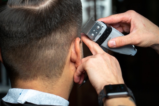 Foto gratuita un peluquero hace corte de pelo