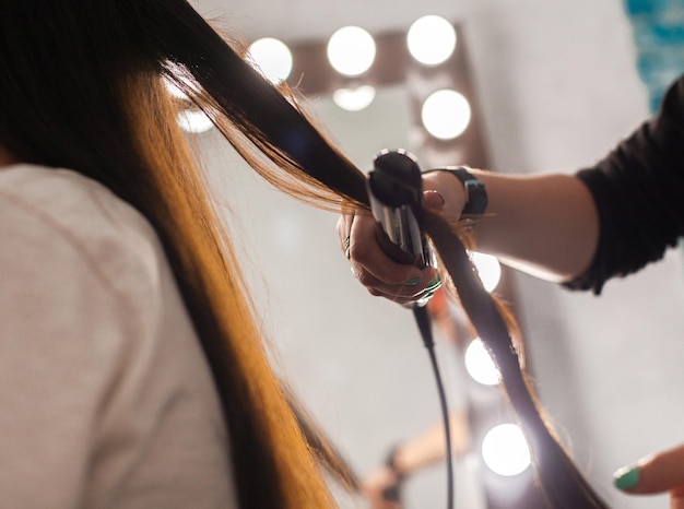 Peluquero hace peinado de mujer