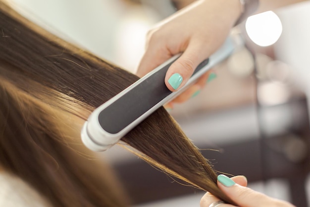 Peluquero hace peinado de mujer