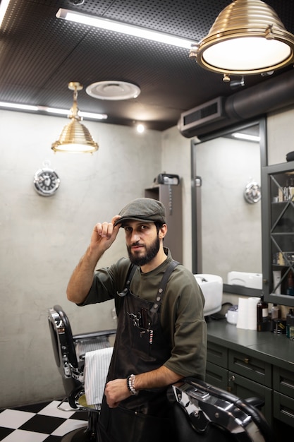 Peluquero masculino sentado en su tienda