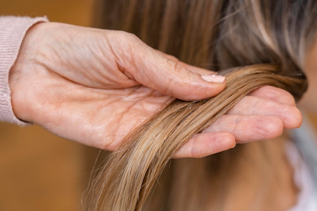 Foto gratuita peluquero con mechón de pelo