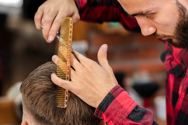 Peluquero midiendo el cabello con un peine