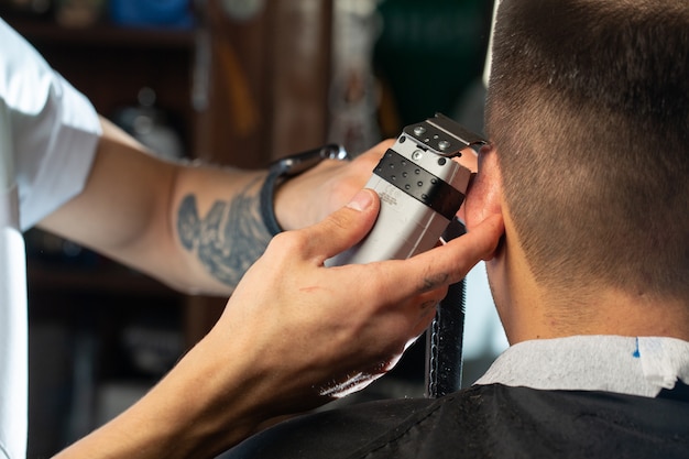 Foto gratuita peluquero mientras trabaja procces con corte de pelo