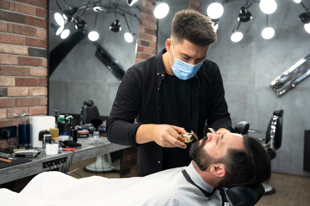 Peluquero de tiro medio con mascarilla