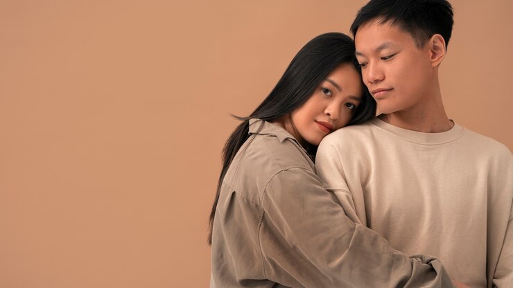 Photo Gratis pengambilan gambar medium pasangan berpose di studio