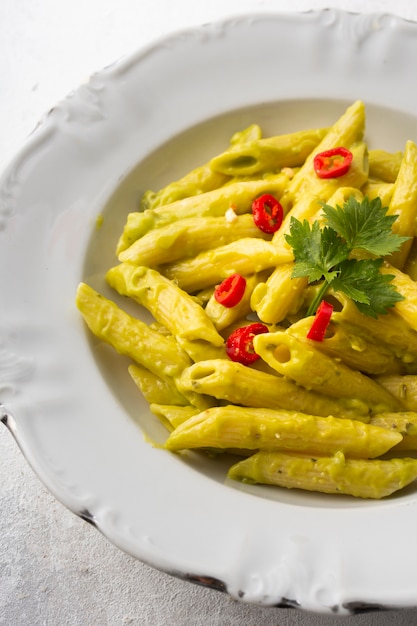 Penne de alto ángulo con pesto y pimientos rojos