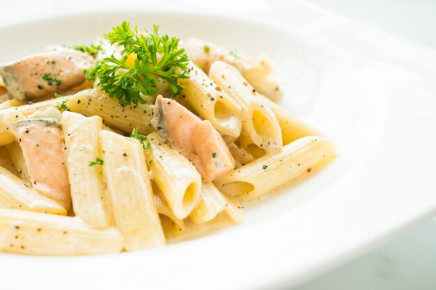 Penne carbonara de pasta con salmón