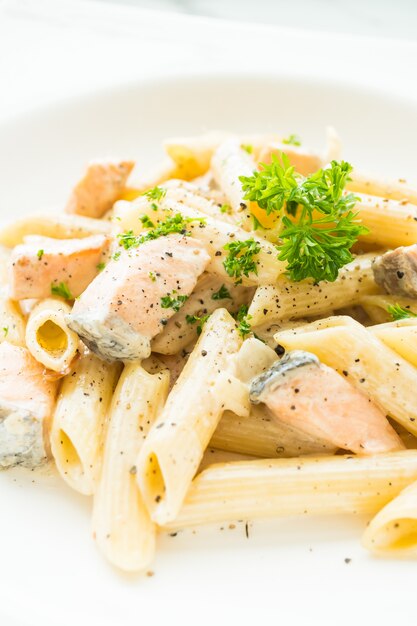 Penne carbonara pasta con salmón